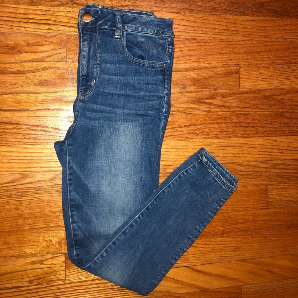 LIKE NEW AE SKINNY JEANS